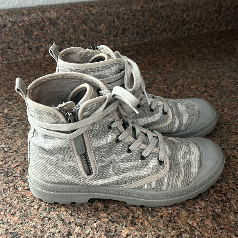 Brand-“Rocket Dog”canvas boots, color is a light camouflage print gray hues (7) - Picture 3 of 11